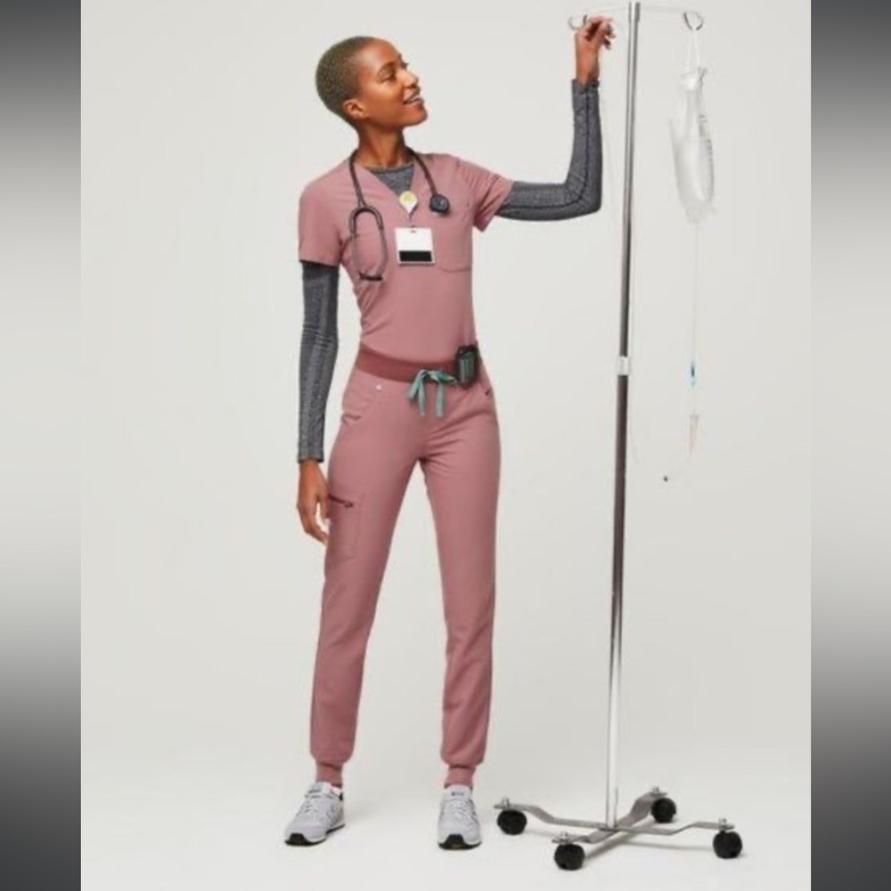 Figs scrubs SET in Mauve SMALL Catarina top & Zamora joggers pants